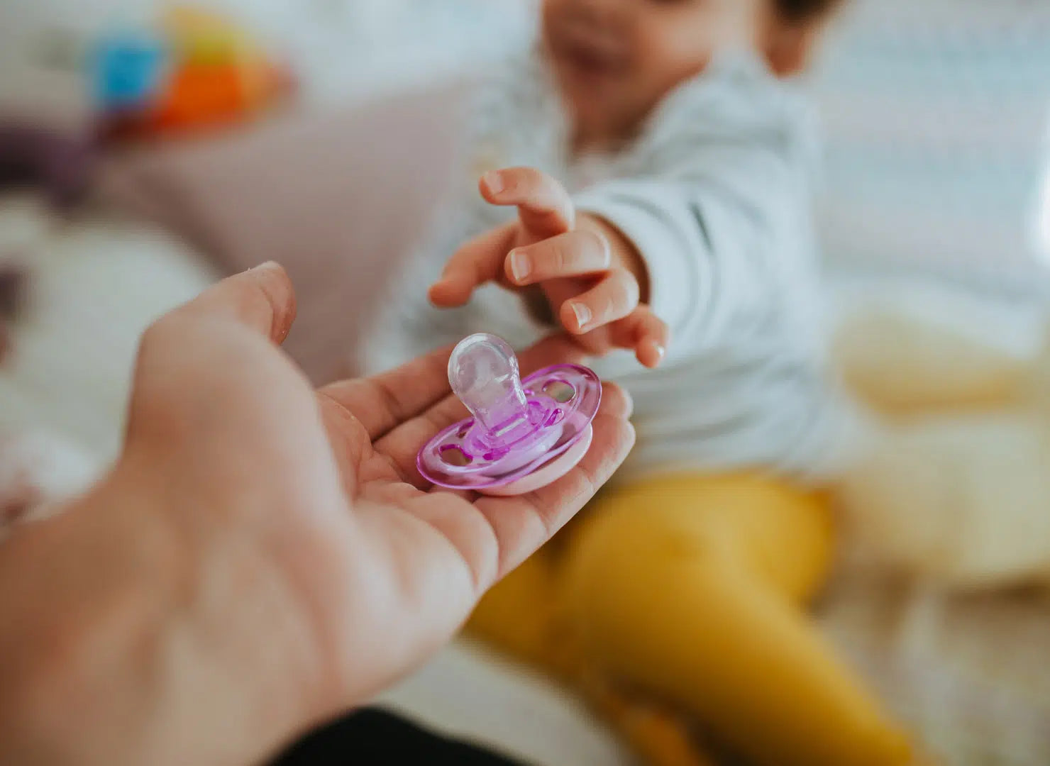 Comment choisir entre le pouce ou la tétine pour son enfant ?