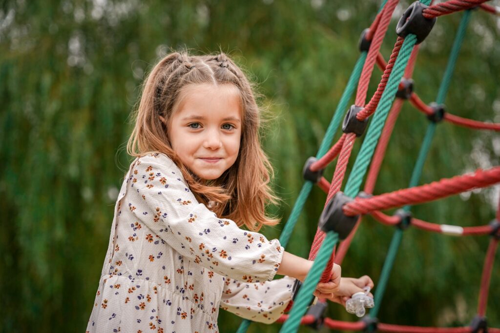 Photo d'une jeune fille avec la tétine Clipp dans la main
