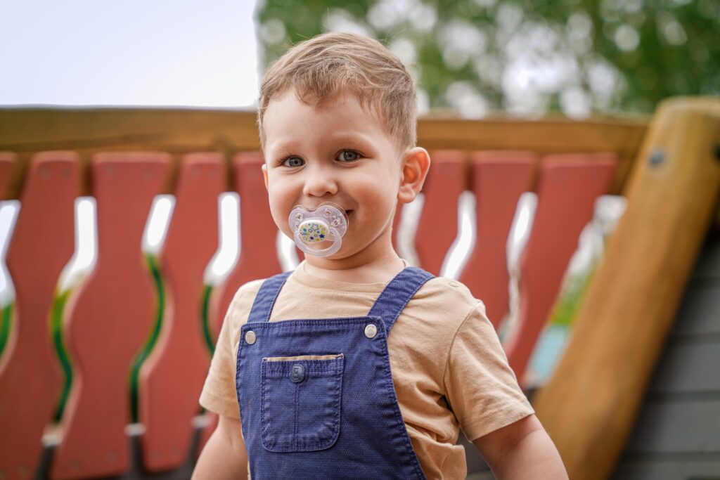 Photo d'une petit garçon avec une tétine Clipp en bouche