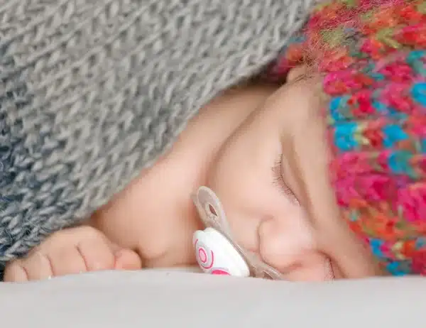 Bébé qui utilise la tétine de sevrage Clipp