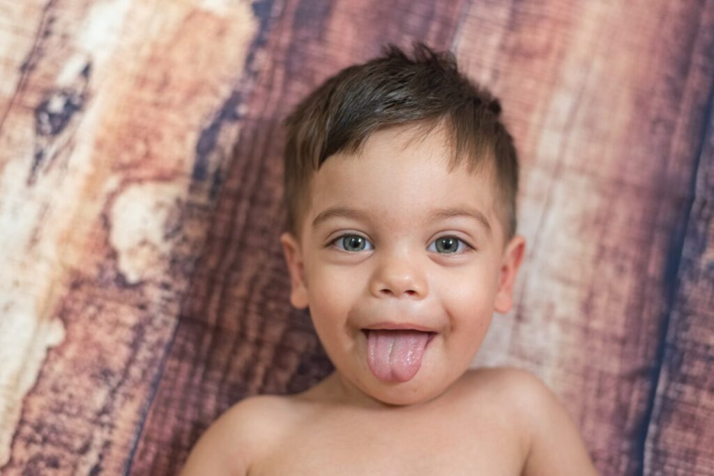 Photo d'un petit garçon qui tire la langue